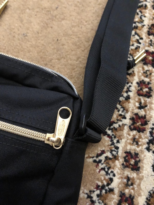 Sacoche pochette bandouliére Eastpak The one goldout black gold Noir_1