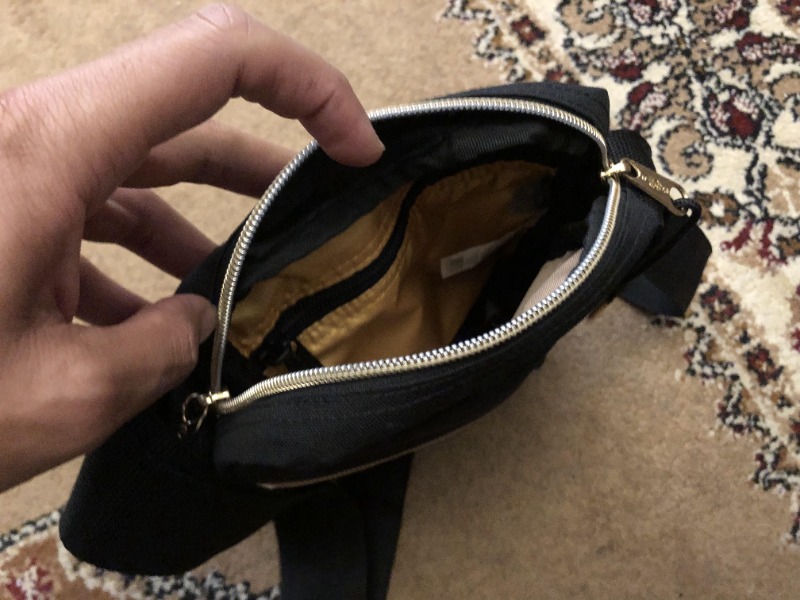 Sacoche pochette bandouliére Eastpak The one goldout black gold Noir_2