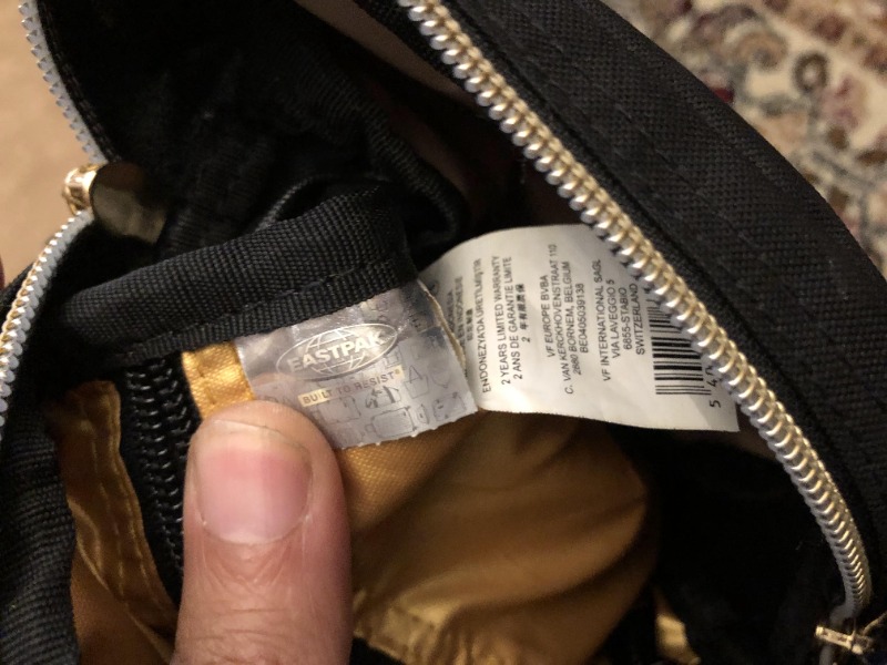 Sacoche pochette bandouliére Eastpak The one goldout black gold Noir_3