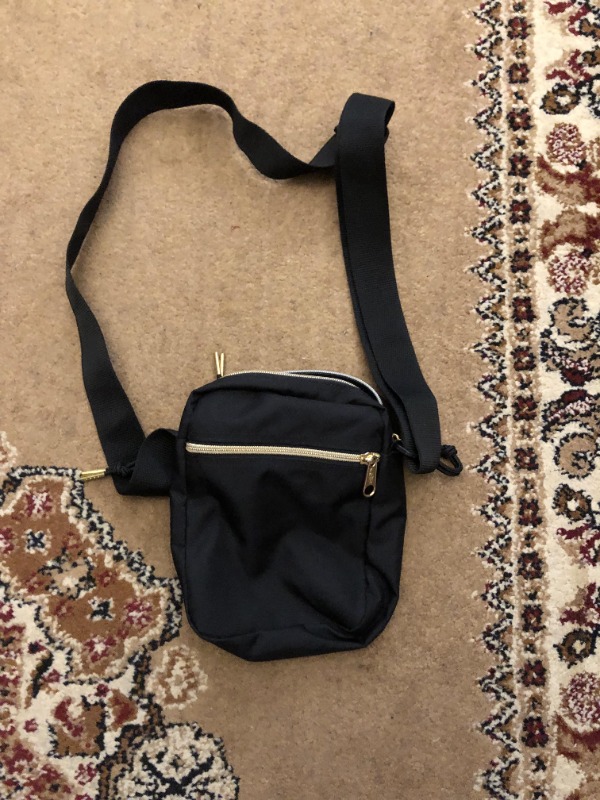 Sacoche pochette bandouliére Eastpak The one goldout black gold Noir_4